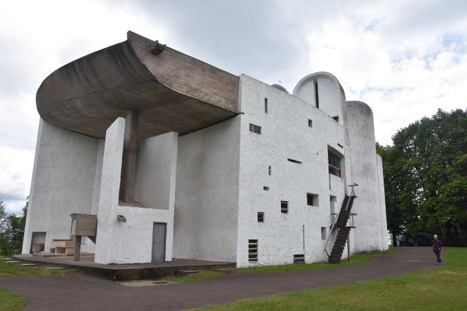 Betonkirche von außen, mit geschwungenem Dach, Unesco-Welterbe von Le Corbusier auf dem Hügel von Ronchamp