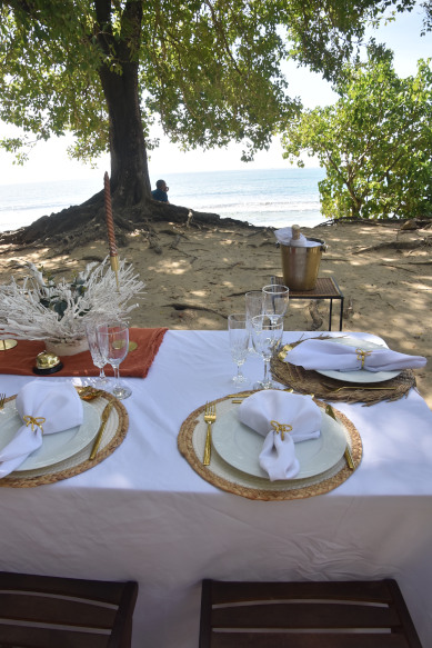 dedeckter Tisch mit weißer Tischdecke am strand service von tropikalys