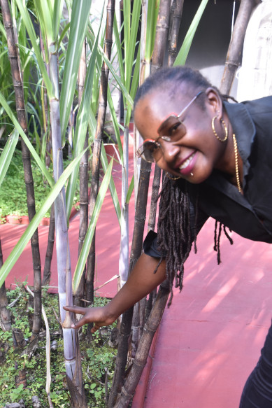 Mitarbeiterin von JM im Zuckerrohrgarten auf Martinique