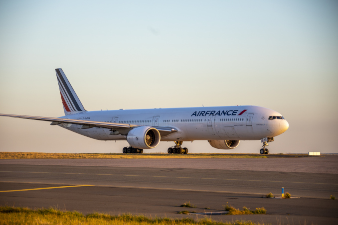 flugzeug von air france auf startbahn