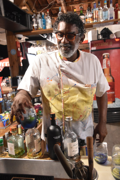 Guy Ferdinand bei Rumverkostung im Le Petit Bonum Martinique