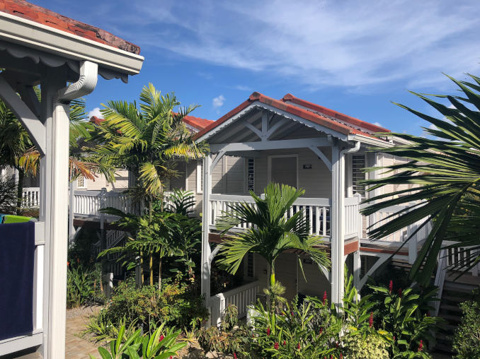 hotel bambou martinique mit holpavillon und balkonen udn tropischer vegetation