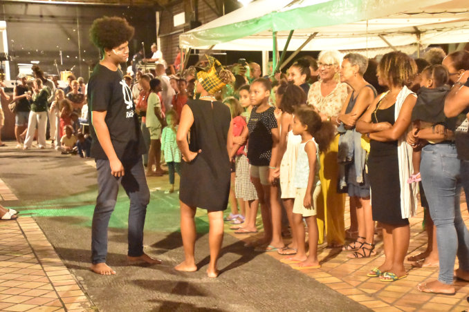 modenschau mit mann und frau auf einem laufsteg open air les trois ilets martinique