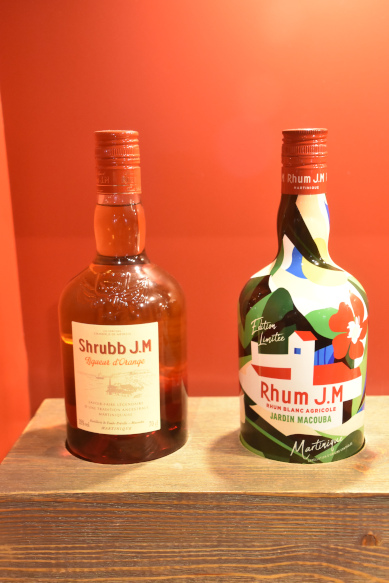 Rumflasche und Shrubbflasche der Distillierie JM Martinique