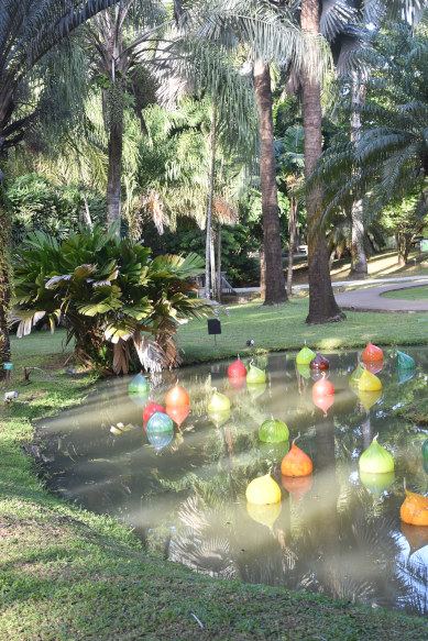 Teich mit Lampions auf dem Gelaende der Habitation Clément, Martinique