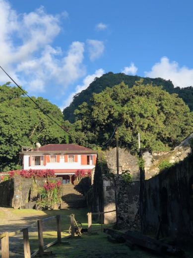 der Weg und das Herrenhaus der Habitation Céron auf Martinique